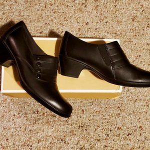 Womens Clarks bendables size 8.5  pre-owned